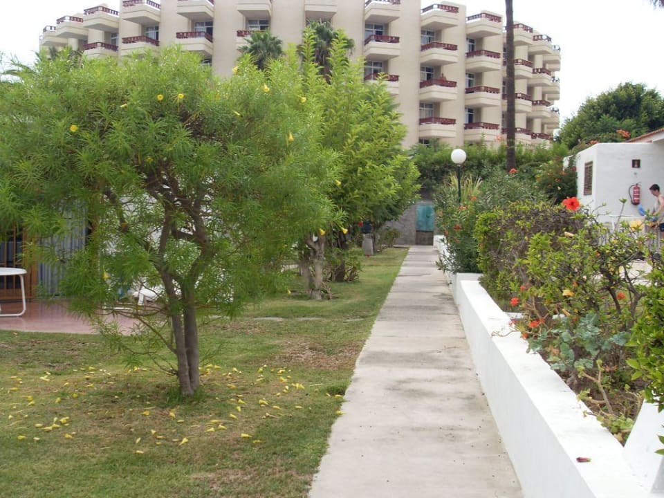 Der Weg im Miraflor HL Miraflor Suites Hotel