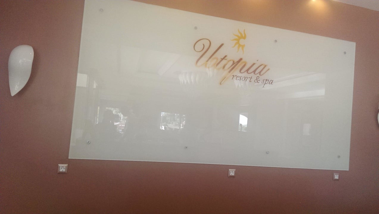 Logo w recepcji jak widac bez gwiazdek Hotel Utopia Resort & Spa