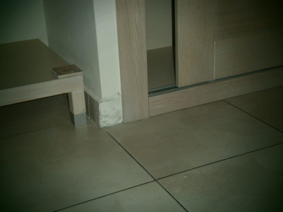 Fliese weg,wurde nur auf der Ablage gelegt Hotel Süral Resort