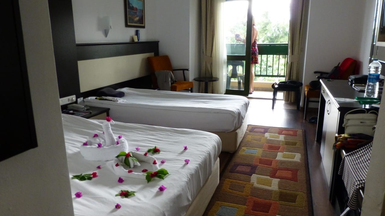 Handtuchschwan mit Blüten Oz Hotels Incekum Beach