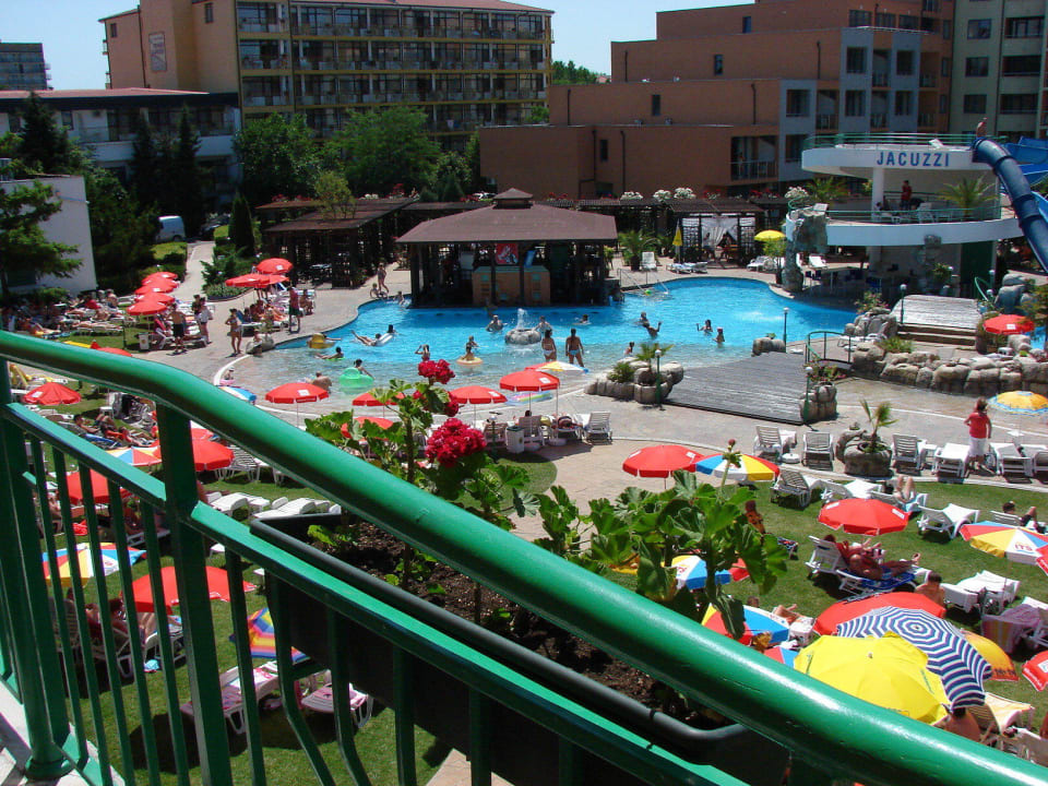 Widok z tarasu na teren przed hotwlem Trakia