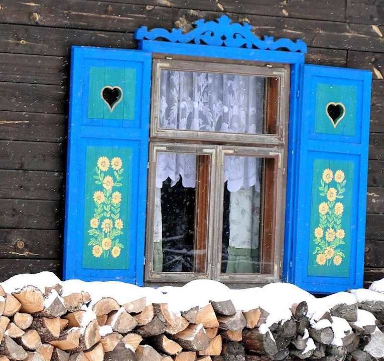 Urocze okienko w Dworskim Czworaku. Dworek nad Łąkami Kiermusy