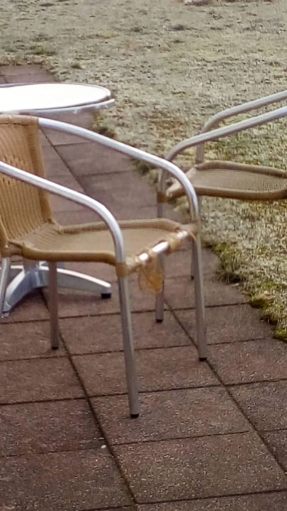 Stühle auf den Terrassen Hotel Alte Schleiferei