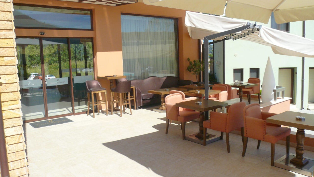 Aussenbereich der Bar Alexandra Golden Boutique - Adults only