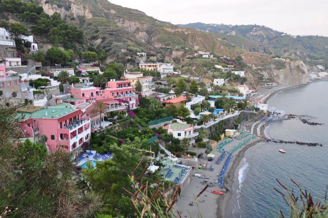 Blick auf Hotel und Strand Hotel Casa Rosa Terme