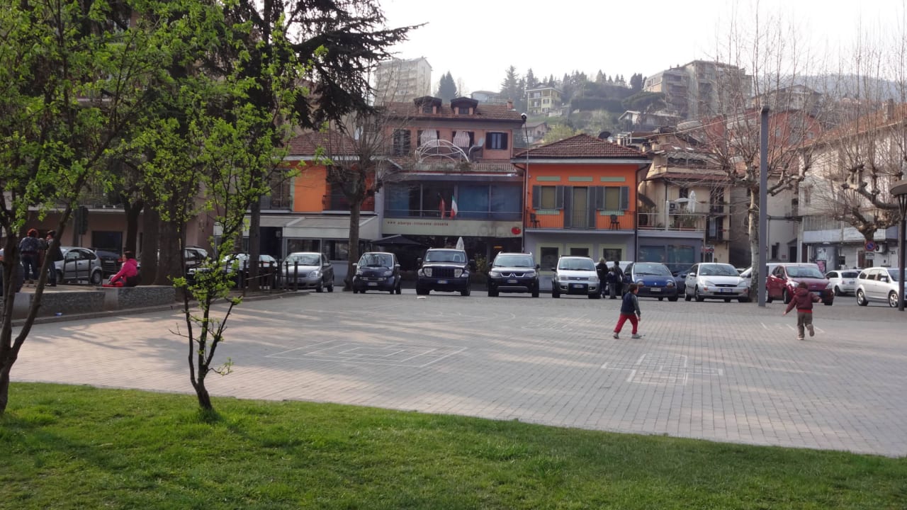 Parplatz vor dem Hotel Albergo Pomodoro