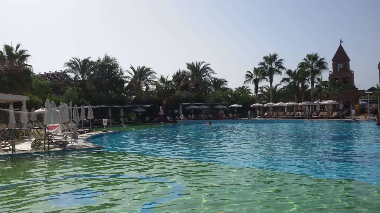 Pool am Morgen um 09.00 Uhr Belek Beach Resort Hotel