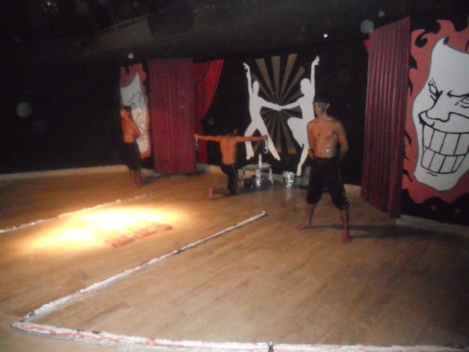 Fakir show - Memoli, Jafi & Jaki Seaden Corolla Hotel
