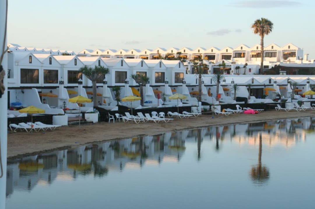 Künstlicher Strand vor der Appartementanlage Hotel Sands Beach Resort