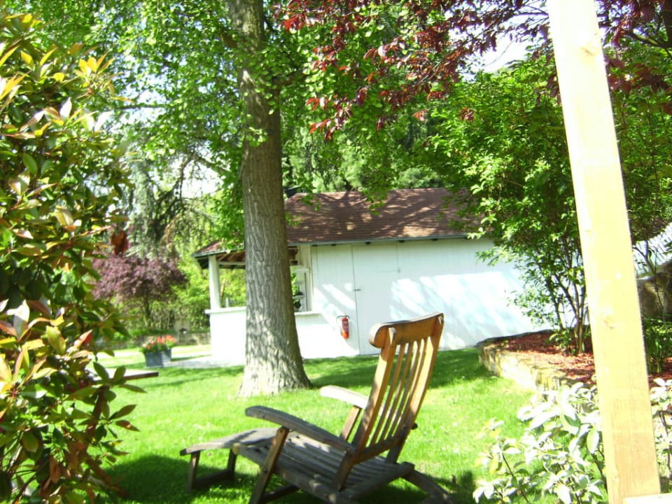 Blick von der Terrasse in den Garten Hotel Annaberg