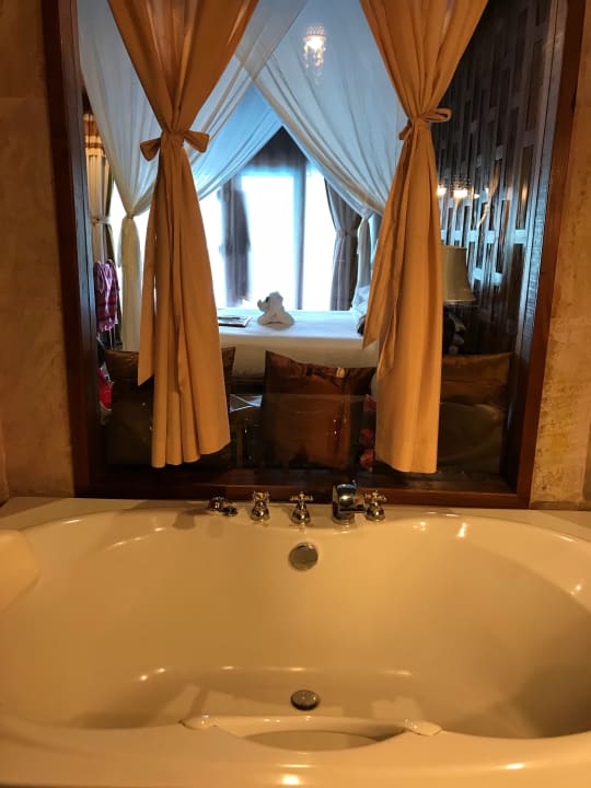 Badewanne mit Blick ins Zimmer Santhiya Koh Phangan Resort & Spa