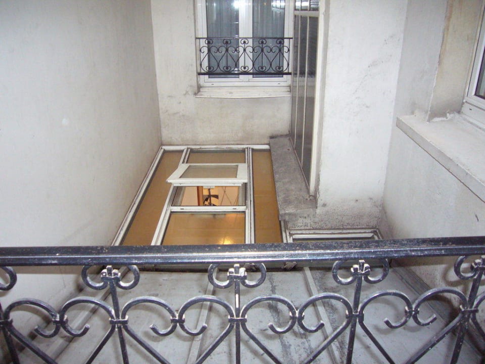 Zimmerausblick, Qualmdachluke Hotel des Arts Montmatre