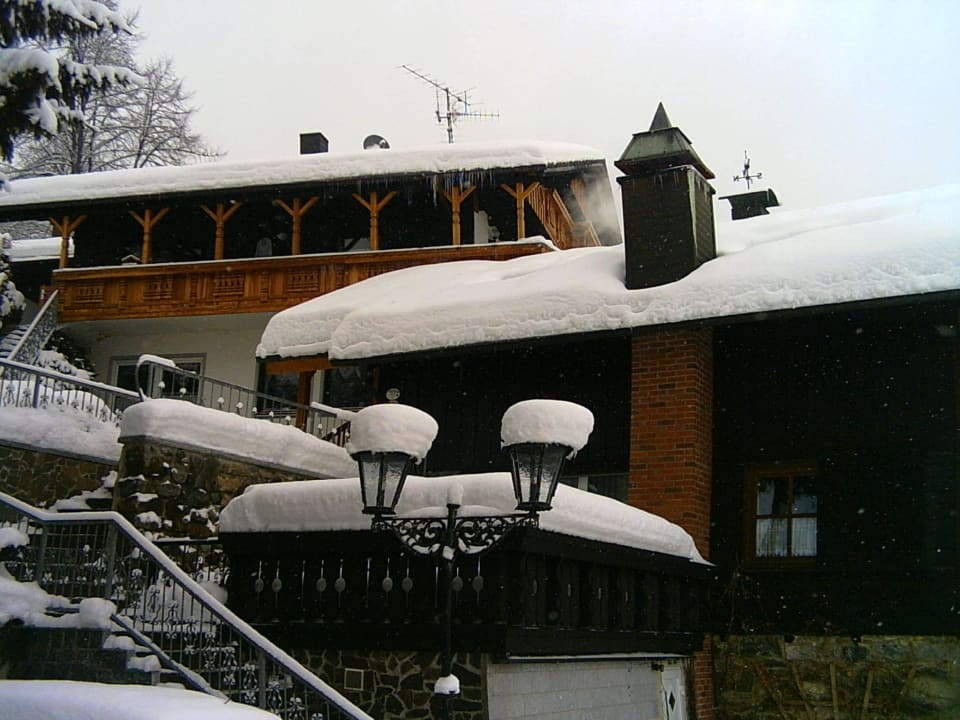 Das Haus am Kadernberg im Schnee Pension Haus am Kadernberg