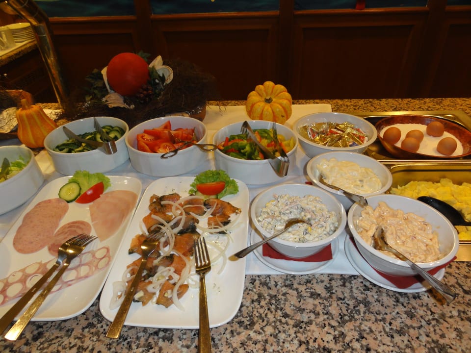 Ausschnitt mit Lachs und Salaten Sporthotel Bad Bevensen