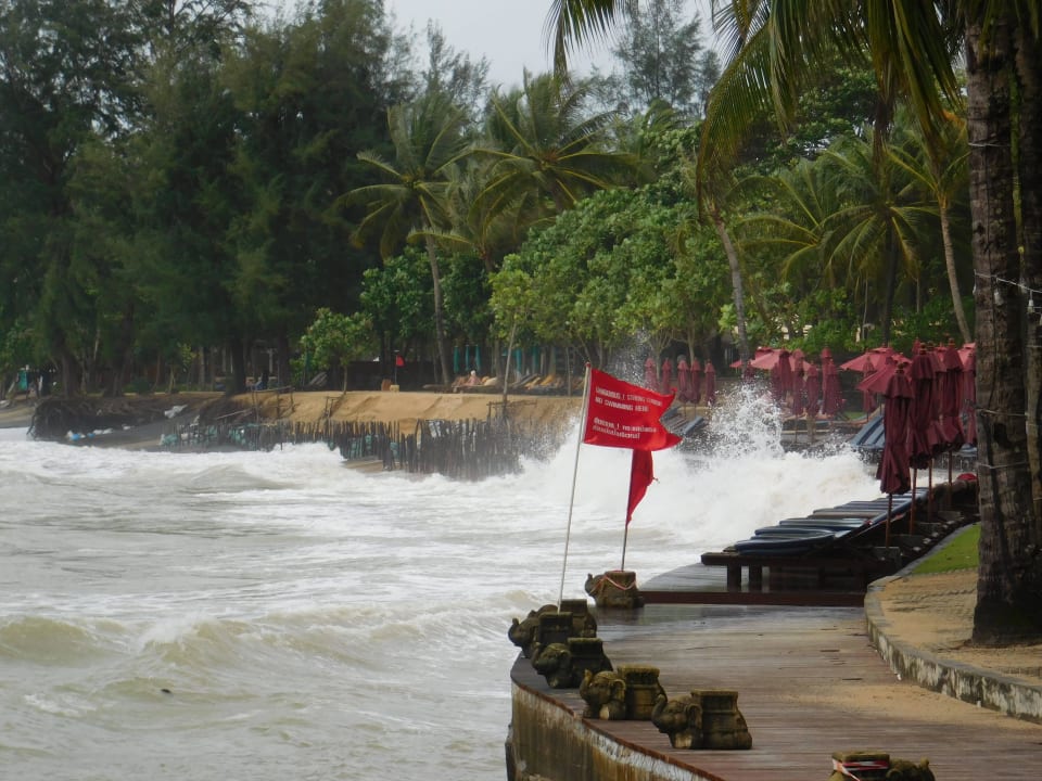 Strand bei Flut Khaolak Laguna Resort