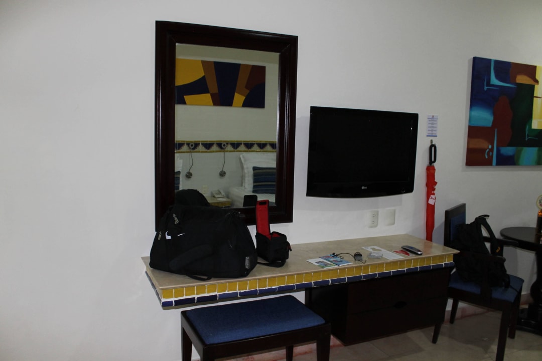 Spiegel, Fernsehr und Tisch im Doppelzimmer Viva Azteca by Wyndham - All Inclusive Resort