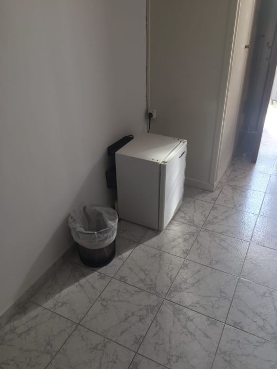 Kühlschrank, würde ich da nichts rein stellen Acharavi Beach Hotel