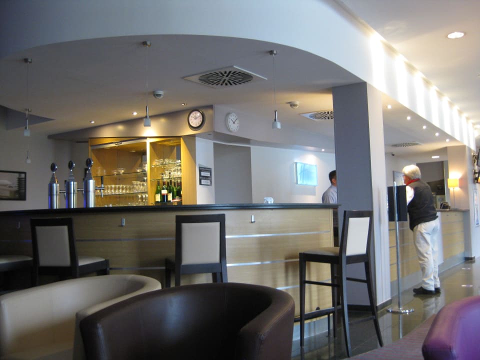 Bar und Rezeption Holiday Inn Express Frankfurt - Airport
