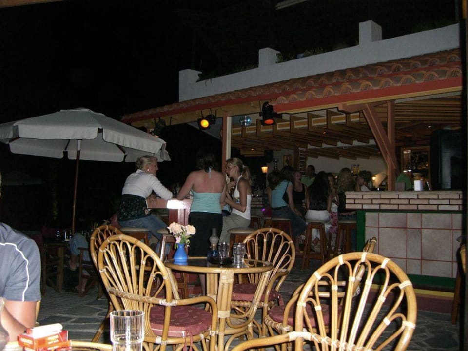 Poolbar am Abend Gaia Garden Hotel