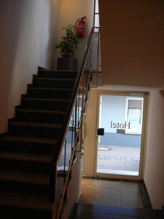 Treppenhaus mit Hintereingang und Prospektauslage Seehotel Zur Münz