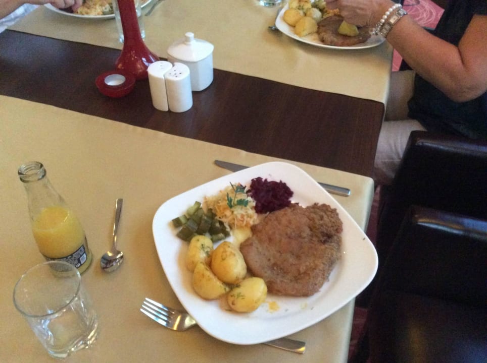 Getränke sind extra. Preis ok Hotel Era