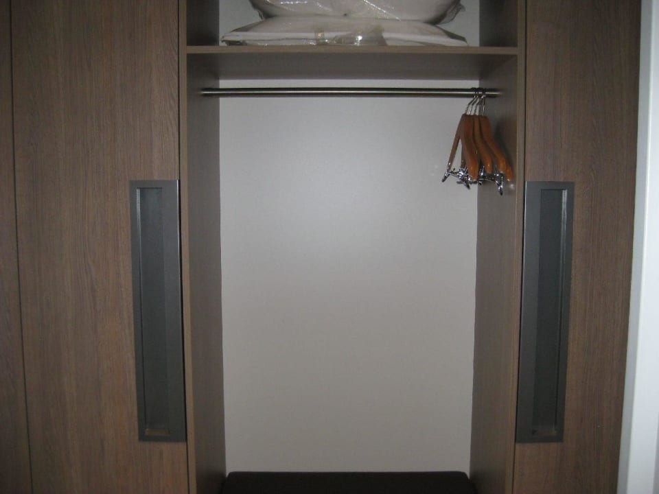 Schrank mit offenem Fach in der Mitte Novotel Den Haag World Forum