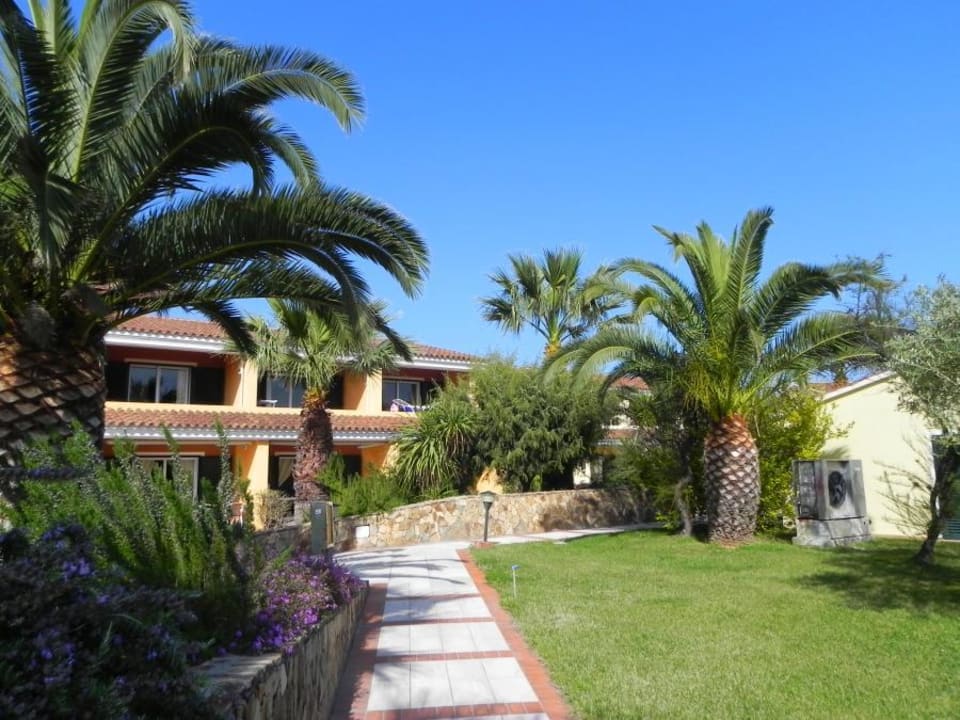 Garten bei den Bungalows Tirreno Resort