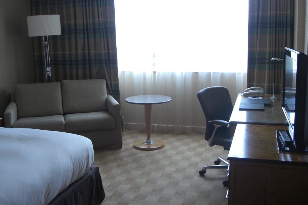 Großes Zimmer mit Couch Hilton Paris Charles de Gaulle Airport