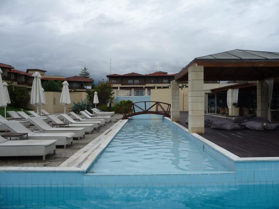 Poolbereich bei der Bar Hotel Dion Palace Resort and Spa