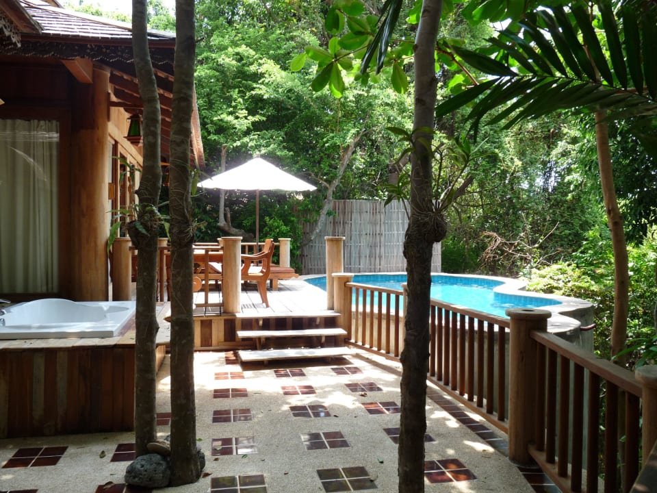 Blick vom Eingang, links die Außenbadewanne Santhiya Koh Phangan Resort & Spa