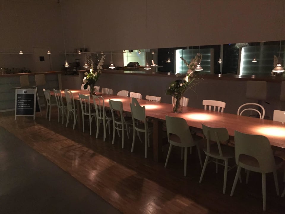 Frühstückstisch (nachts aufgenommen) Hotel 38