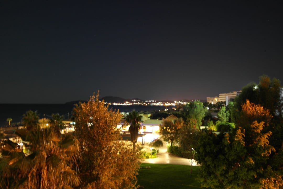 Ausblick Richtung Faliraki bei Nacht Esperides Beach Resort