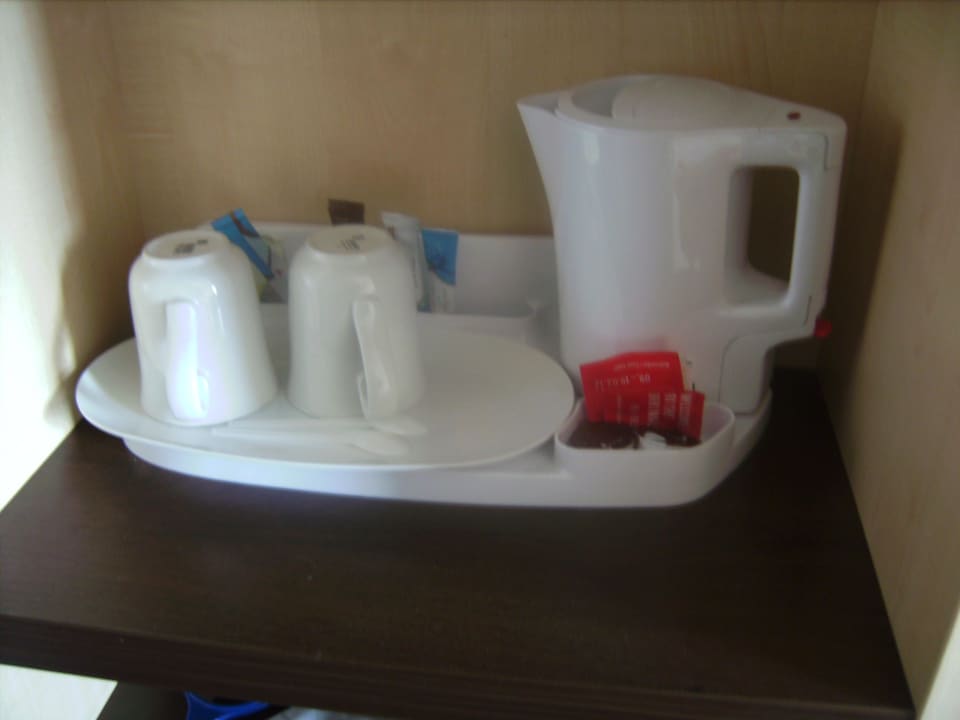 Kleine Kaffee/Teestation im Zimmer Holiday Inn Express Berlin City Center
