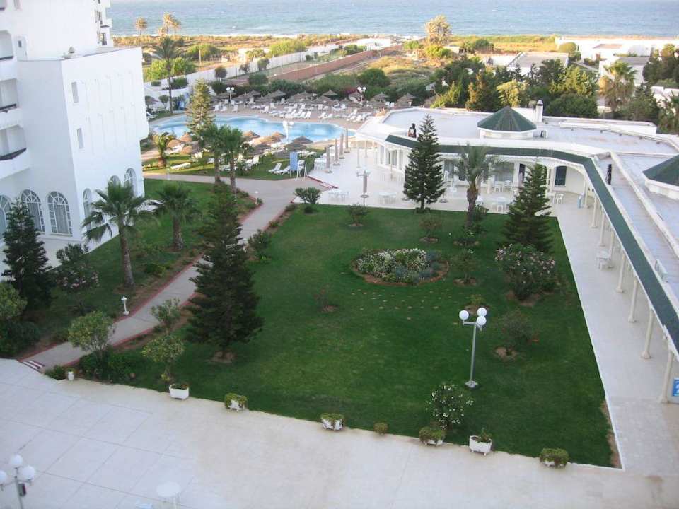 Anlage mit Pool und Gang zum Strand Hotel Jinene