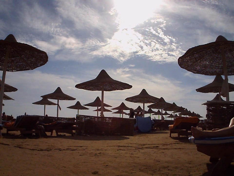 Strand mit Sonnenliegen Siva Grand Beach