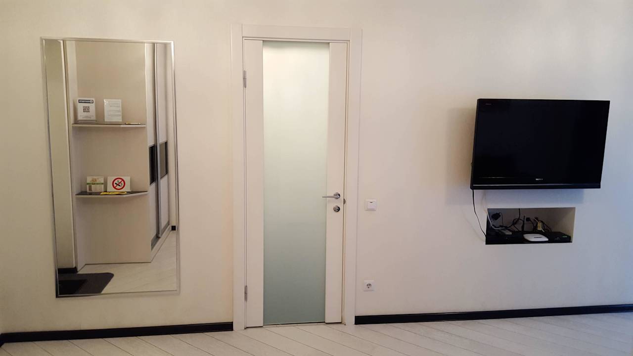 Spiegel, Eingang zum Bad, TV-Gerät Partner Guest House Baseina Street