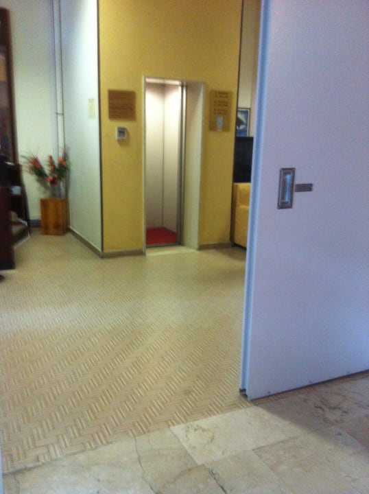 Kleiner fahrstuhl, links daneben ist eine Bar Hotel Cuba