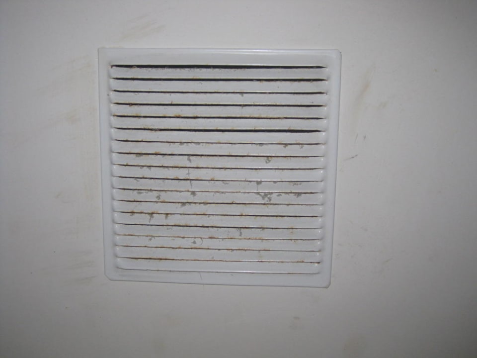 Dreckige, defekte Lüftung Flacalco Hotel & Apartments