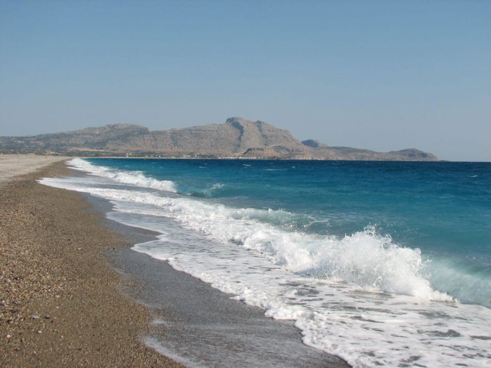 langer Kiesstrand vor dem Hotel Atrium Palace Thalasso Spa Resort & Villas
