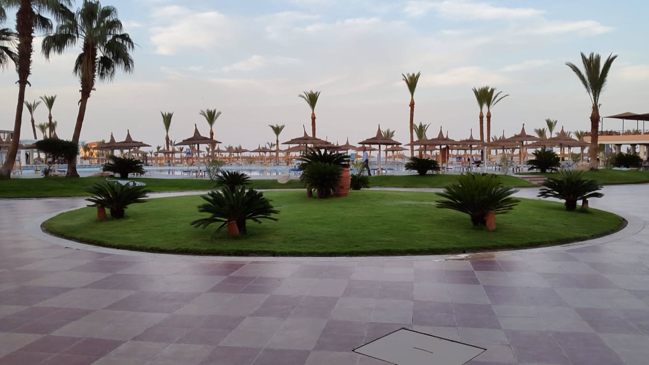 Zwischen Lobby und Pool Beach Albatros Resort