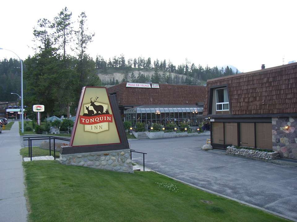 Einfahrt Hotel Tonquin Inn
