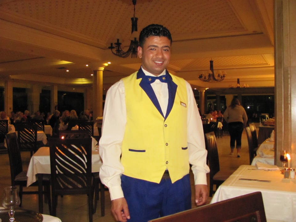 Ein freundlicher Kellner Iberostar Waves Mehari Djerba