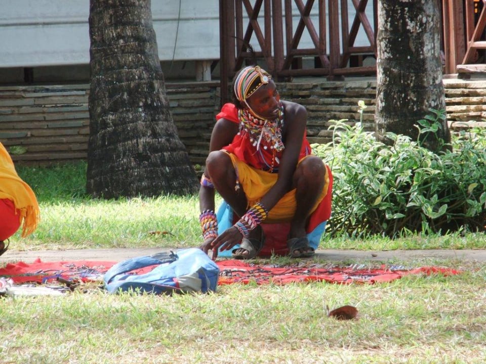 Massai beim Aufbau seines "Verkaufsstandes" Neptune Village Beach Resort & Spa