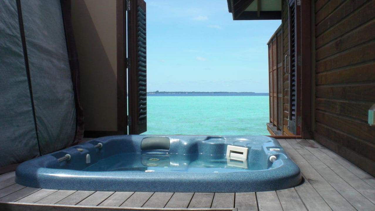 Unser Jacuzzi mit Blick aufs Meer Veligandu Maldives Resort Island