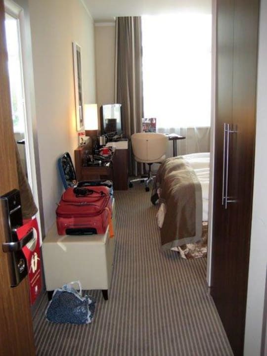 Ausreichend Ablageflächen Leonardo Royal Hotel Berlin Alexanderplatz