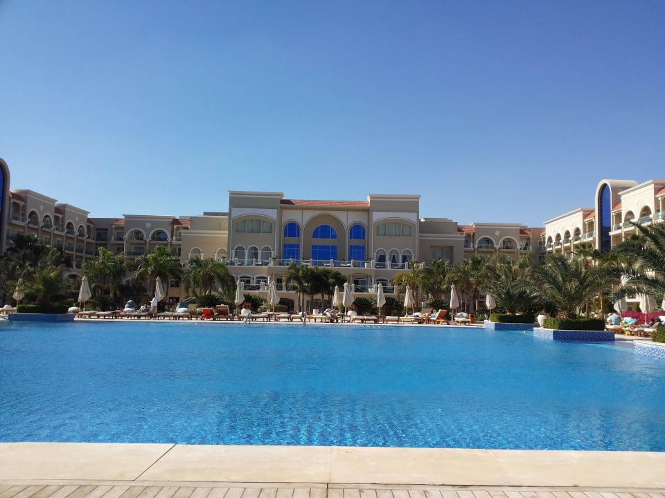 Blick vom Strand zum Hotel Gelände  Premier Le Reve Hotel & Spa