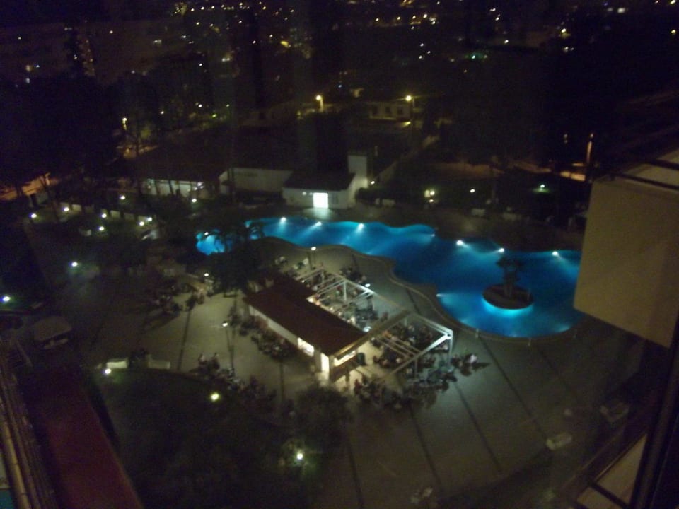 Pool bei Nacht BQ Belvedere Hotel