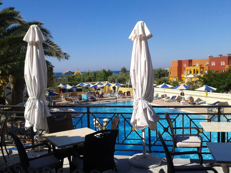 Ruhiger Pool Vantaris Luxury Beach Resort
