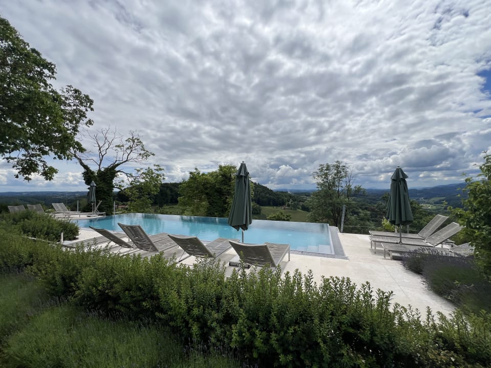 Pool Pension Weingut Tement