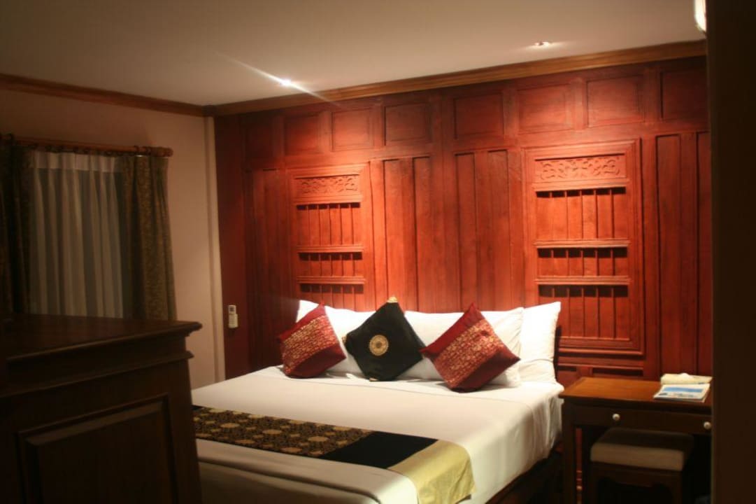 Unser Grand-Deluxe-Bungalow - Blick zum Bett The Fair House Beach Resort